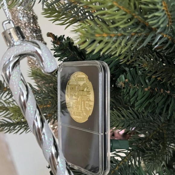 Bitcoin Commemorative Coin In Plastic Protective Case - Picture 6 of 10